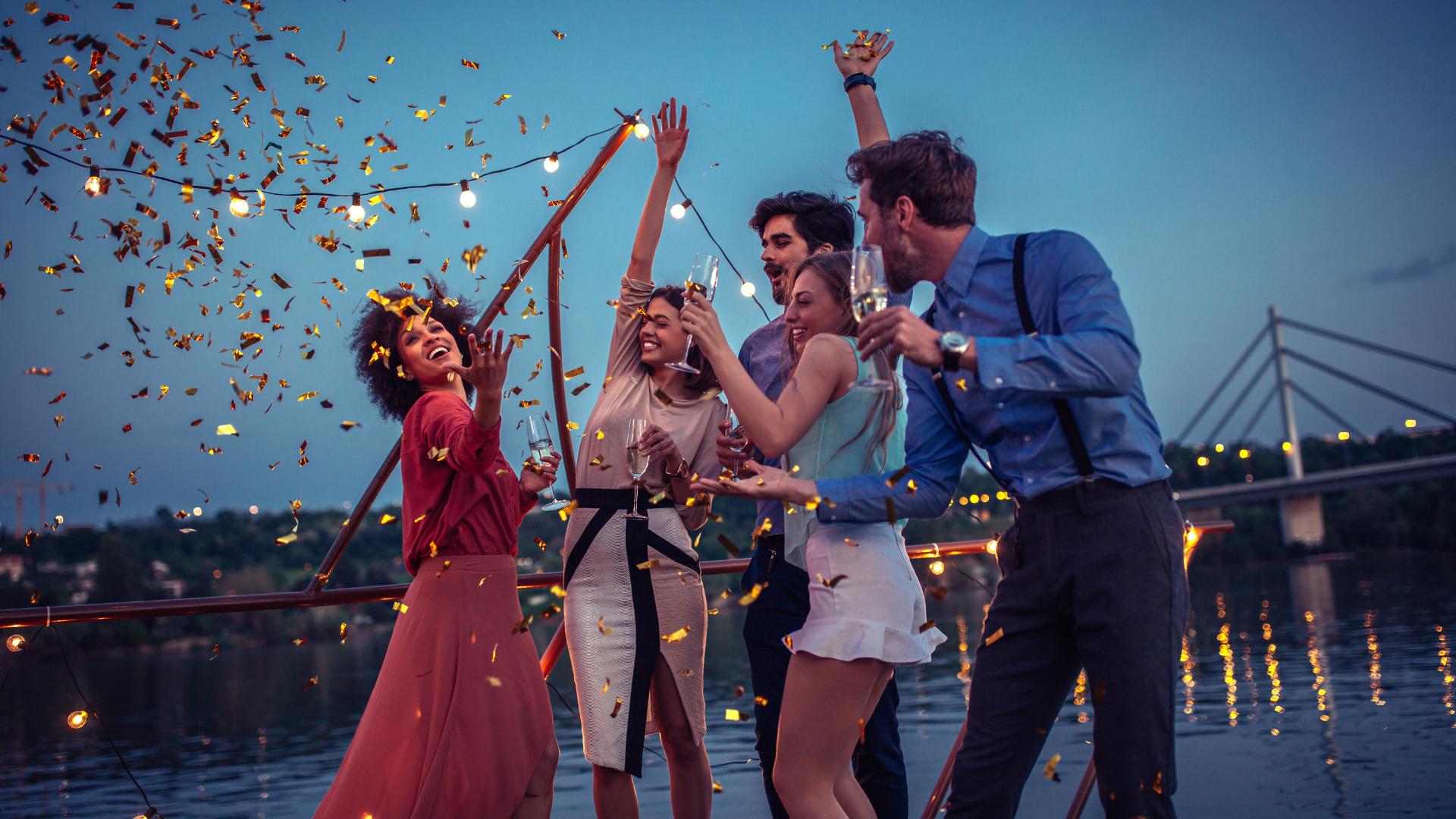 Grupo de pessoas celebrando ao ar livre