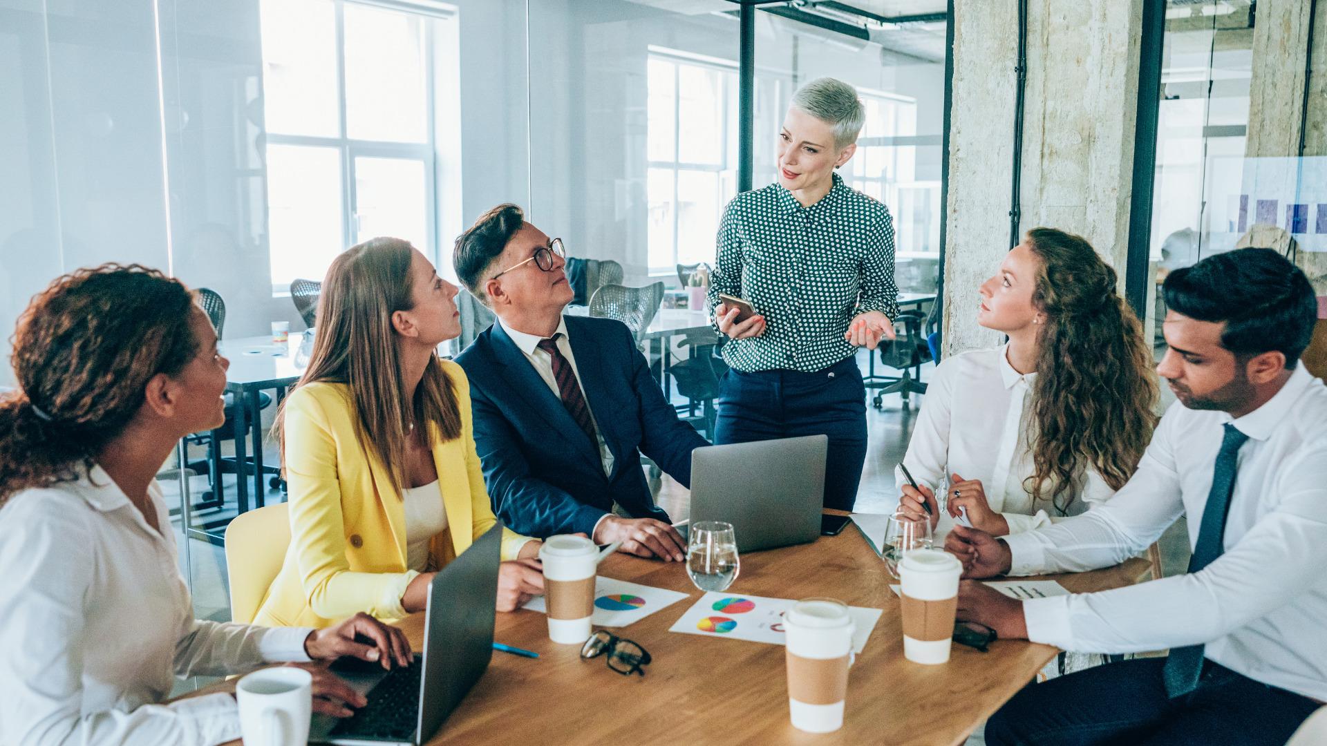 Ambiente de trabalho, com pessoas reunidas e tranquilas